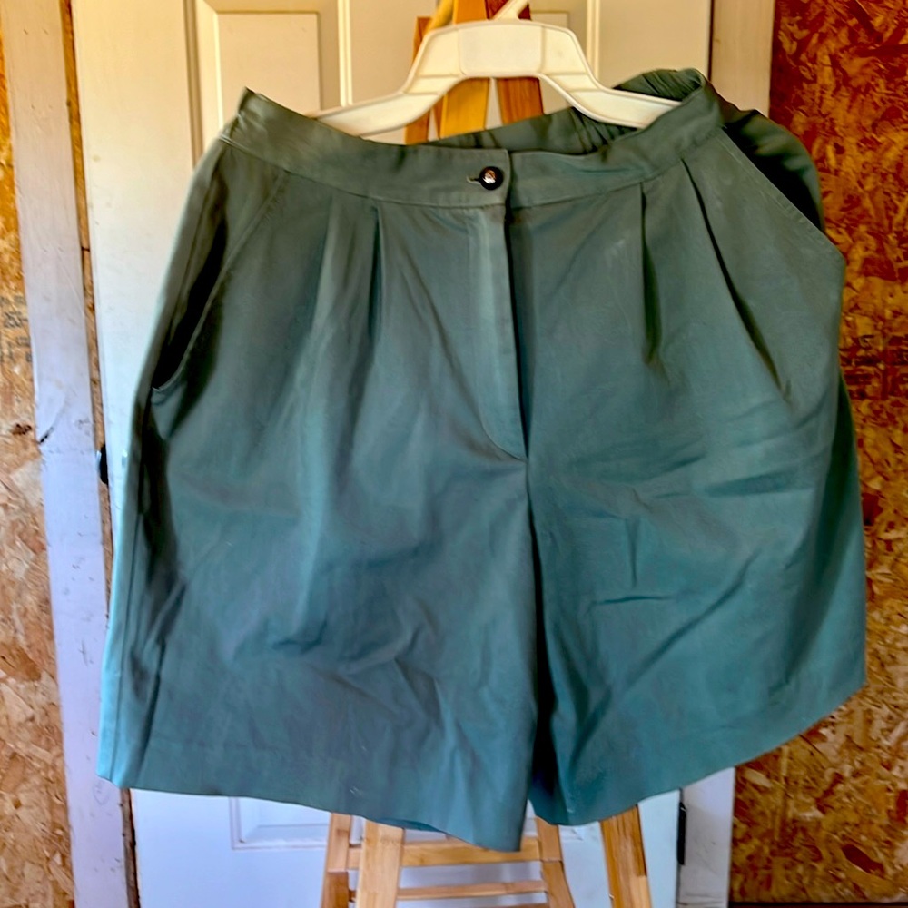Sandy links Bermuda shorts